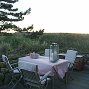 Abendstimmung auf der Terrasse mit Blick in die Dünenlandschaft